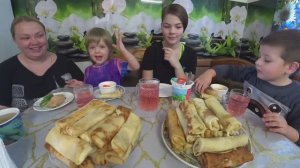 мукбанг/гора блинчиков с начинкой/жизнь в селе навеселе