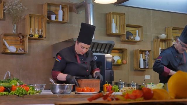 Շեֆ խոհարարը պատրաստում է` չանախ տոլմա - Արարատյան խոհանոց Սեդրակ Մամուլյանի հետ смотреть онлайн