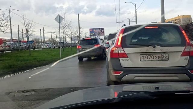 Пробка на встречке. В Краснодаре не зачем соблюдать ПДД, ведь пробки можно объезжать по встречке. смотреть онлайн