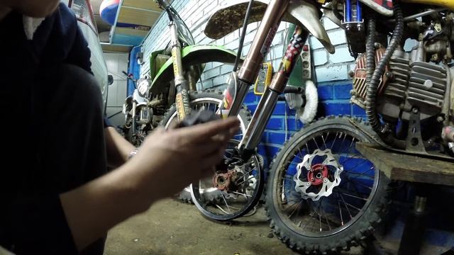 Как заменить передние тормозные колодки на питбайке смотреть онлайн