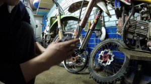 Как заменить передние тормозные колодки на питбайке