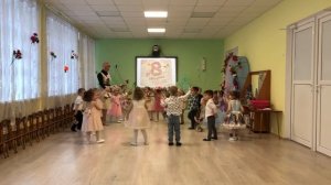 Общий танец с цветами в младшей группе, на 8 марта