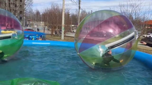 Воскресный день / Ура, наконец-то тепло / Батуты, Водные шары, Бамперные лодки, Кенгуру смотреть онлайн