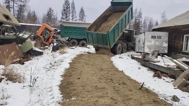 Мой способ отсыпки дороги песком, КрАЗ лапоть. смотреть онлайн