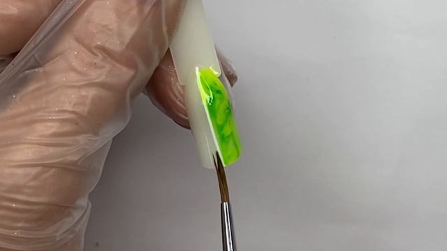 Яркий маникюр. Текстура камня и гель-паутинка