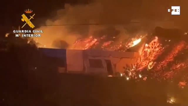 La lava del volcán de La Palma continúa su avance смотреть онлайн