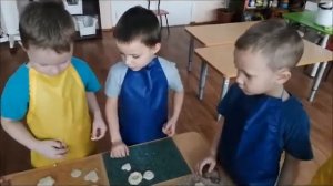 Поздравление для  девочек с праздником 8 Марта (группа "Радуга", март, 2021 год)