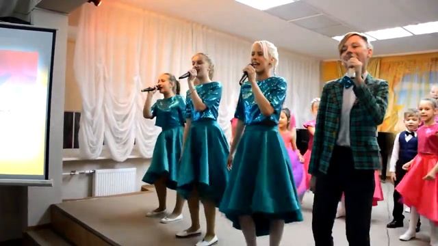 Образцовый ансамбль эстрадной песни "Маленькая страна"-"Здравствуй песня" смотреть онлайн