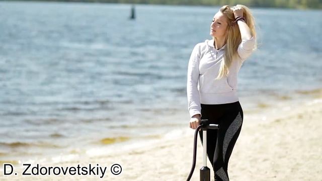 Запорожье красивая девушка в купальнике на Ждановском пляже катается на надувной SUP - САП доске смотреть онлайн