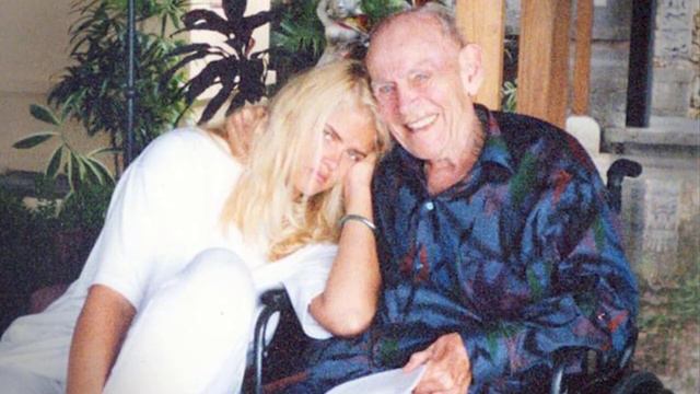 ANNA NICOLE SMITH ASI VIVIO ''EL ANCIANO Y LA BAILARINA'' DE GIGI'S A HOLLYWOOD смотреть онлайн
