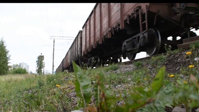 "С земли!" Электровоз "Дончак" 2ЭС4К - 087 с грузовым поездом и приветливой бригадой,Санкт-Петербур смотреть онлайн