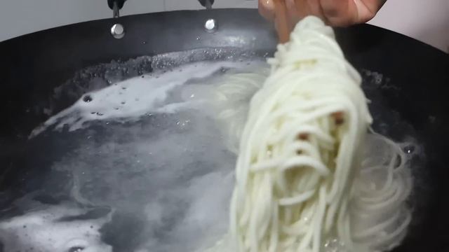 爆辣鸡腿拌面，辣椒与鸡肉的碰撞，拌上面条巨过瘾【胖手手丹丹】