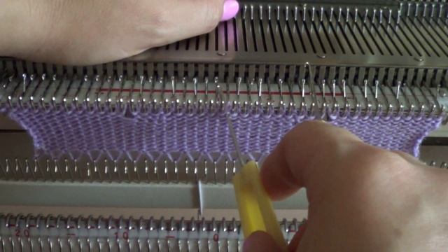 Красивый ажурный узор на вязальной машине смотреть онлайн