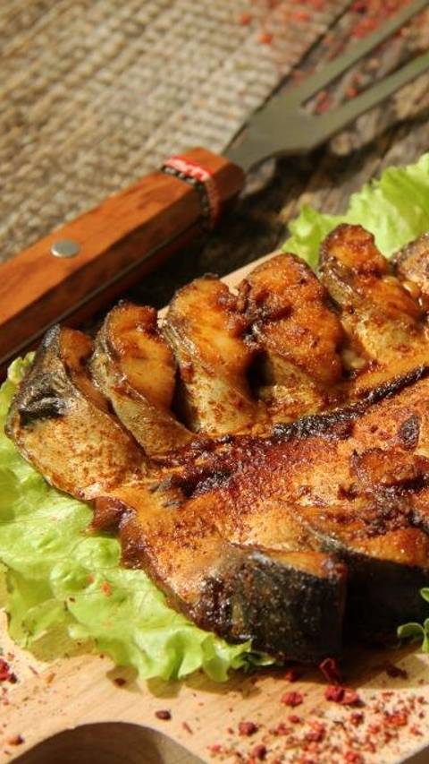 Запекание скумбрии: кулинарная комедия с хрустящей корочкой! смотреть онлайн