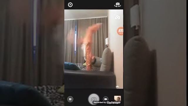 Эм... Стойка на руках смотреть онлайн