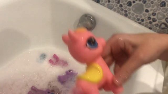 Купаем лошадок в пене + шипучка для ванны?