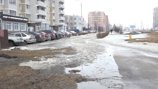Невозможно пройти по тротуарам все во льду и в воде Люди ходят по обочине 8 03 2020 смотреть онлайн