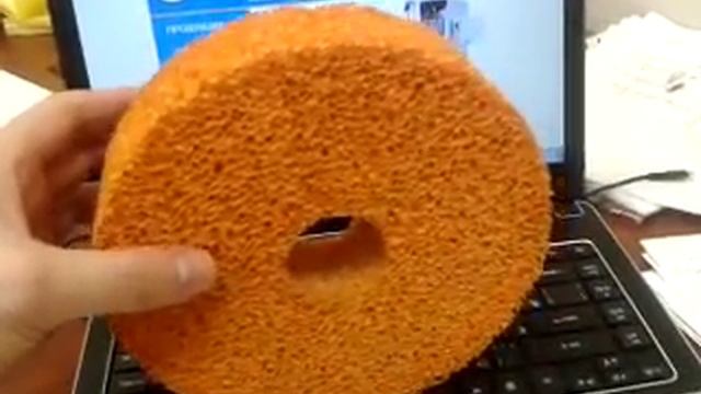 Валик из оранжевой губки для прикатки этикетки