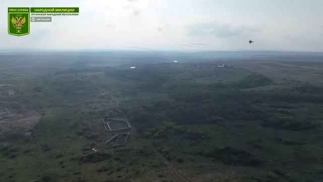 Штурмовики ВКС России атакуют ВСУ, поддерживая наступление сил 2-го корпуса ЛНР в районе Спорного. смотреть онлайн