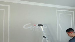 Декоративная композиция из молдингов на стене своими руками