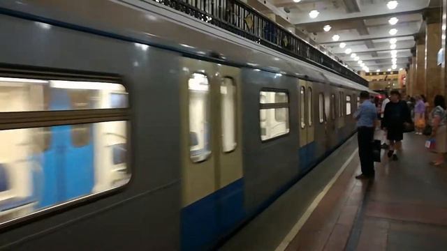 Обкатка состава 81-760/761 "Ока" по Сокольнической линии. Станция Комсомольская. смотреть онлайн