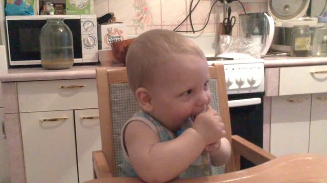 Как ребенок реагирует на свое имя))))) смотреть онлайн