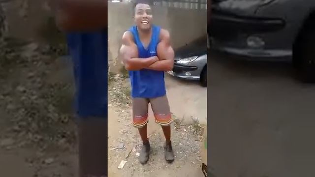 Cheio de óleo se achando fortão ! смотреть онлайн