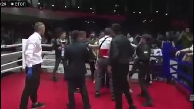 Узбеки напали на рефери за то, что он остановил избиение их бойца ММА, били толпой и исподтишка смотреть онлайн