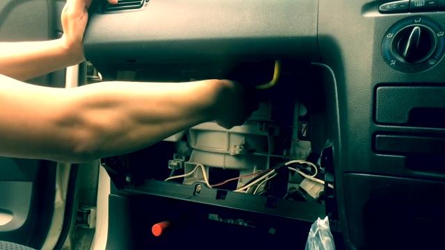Как быстро убрать пыль из салона автомобиля?! /Установка салонного фильтра в Toyota Probox/ смотреть онлайн