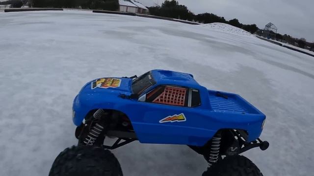 It's A Snow Day! RC Monster Trucks BIGFOOT - GRAVE DIGGER - EVAN STORM Playing On The Ice смотреть онлайн