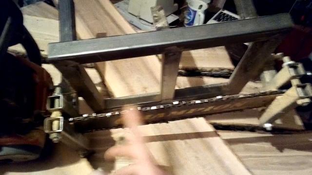 Распил бревна вдоль бензопилой на доски. Доска 50 мм. смотреть онлайн