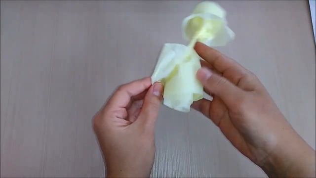 Как сделать цветы из салфеток, Розы из салфеток /How to make rose flowers from napkins смотреть онлайн