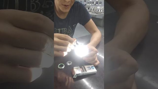 Прикурить сигарету с помошью фонарика. смотреть онлайн