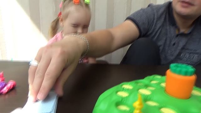 ВЫДЕРНИ МОРКОВКУ !!! Играем в ПРИКОЛЬНУЮ игру для всей семьи Развлечение для детей смотреть онлайн