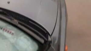 На пассажирском коврике после дождя много воды автомобиль Hyundai Accent