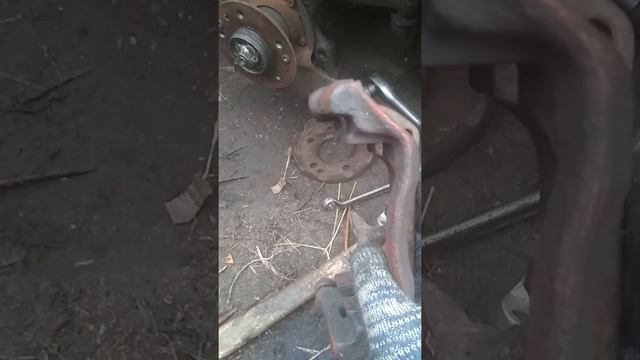 Замена тормозного диска и суппорта. 124 Mersedes Е200 смотреть онлайн