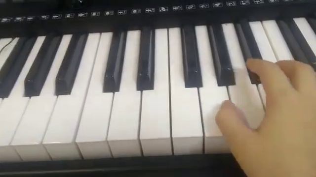 Учим на фортепиано песню "С днём рождения, Гена" 😉 смотреть онлайн