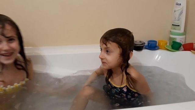 Купание горячих девчёнок ( наш домашний аквапарк)