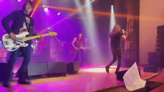 АРИЯ – Улица Роз с бас гитаристом из зала смотреть онлайн
