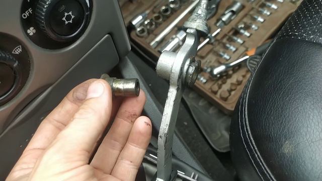 Ремонт кулисы КПП Приора и немного о дребезга ручки КПП. смотреть онлайн