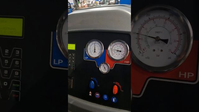 Как заправить кондиционер правильно? #shorts смотреть онлайн