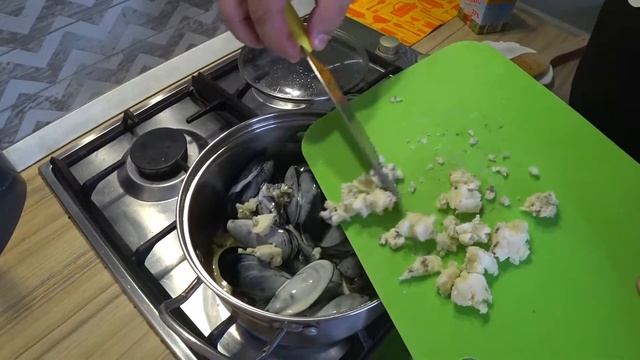 Голубые Мидии в соусе Блю Чиз. Сливки и сыр с плесенью сделают ваши мидии ресторанного уровня. смотреть онлайн