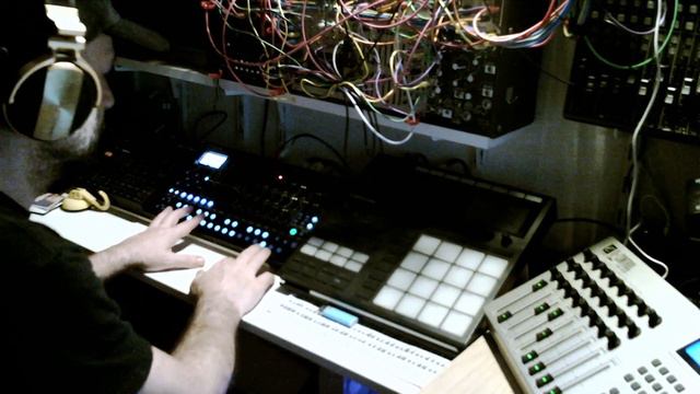 Roland SH-4D midi controlled by UC33 смотреть онлайн