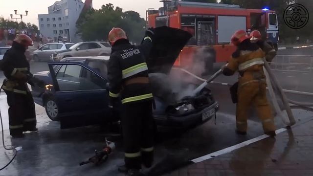 Возгорание автомобиля Хёндай возле ТЦ "Галерея" г. Солигорск смотреть онлайн