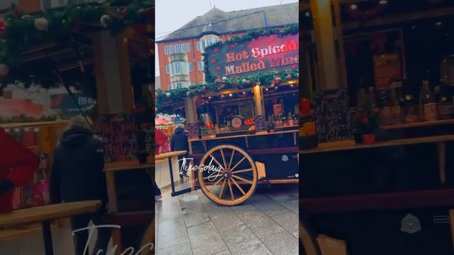 Christmas is around the corner 🇬🇧❤️ #christmas #uk #london #england #ealingbroadway #trending смотреть онлайн