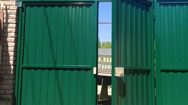 закончили двухсторонний профлист, откатные ворота с автоматикой, фундамент и кирпичные столбы смотреть онлайн