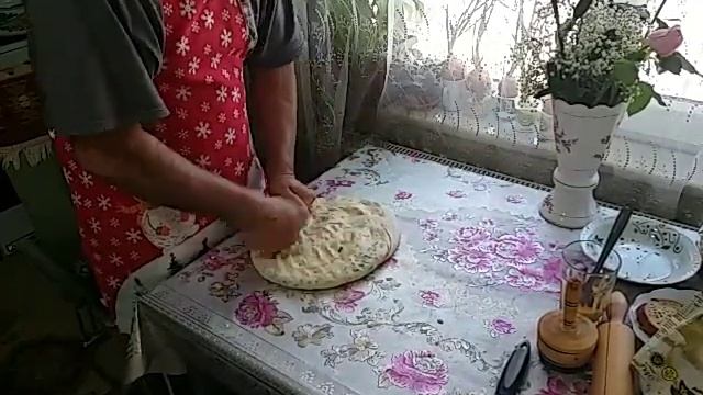 Мастер класс по выпечке слоеной лепешки с чесноком и зеленью!Смотреть всем смотреть онлайн