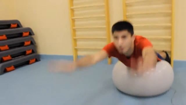 Упражнение на фитболе от Хасболата Хасаева. смотреть онлайн