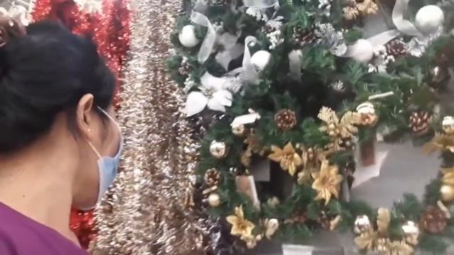 Merry Merry Jolly VlogMas Window Shopping for Christmas Decorations. смотреть онлайн