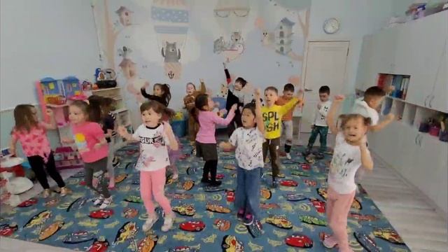 Песенка - танец ."Синий трактор". Детский сад "Умка"г.Алматы смотреть онлайн